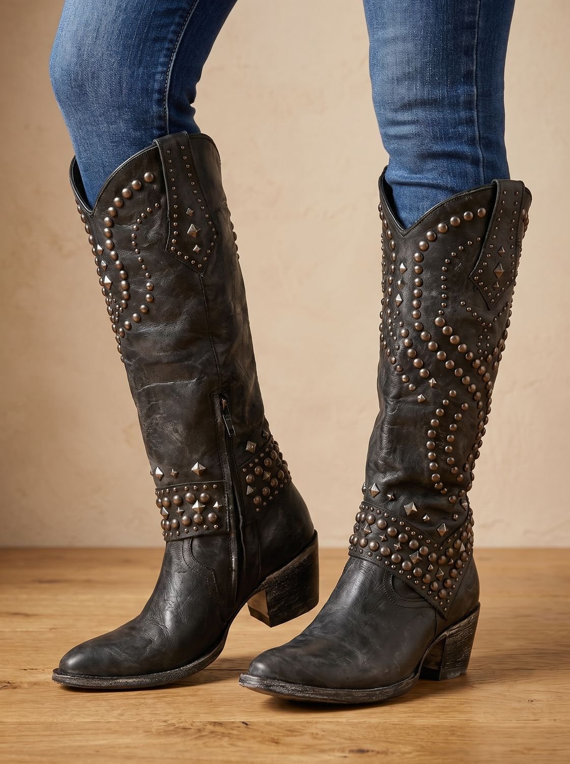 Kniehoge orthopedische cowboylaarzen met studs en spitse neus voor dames