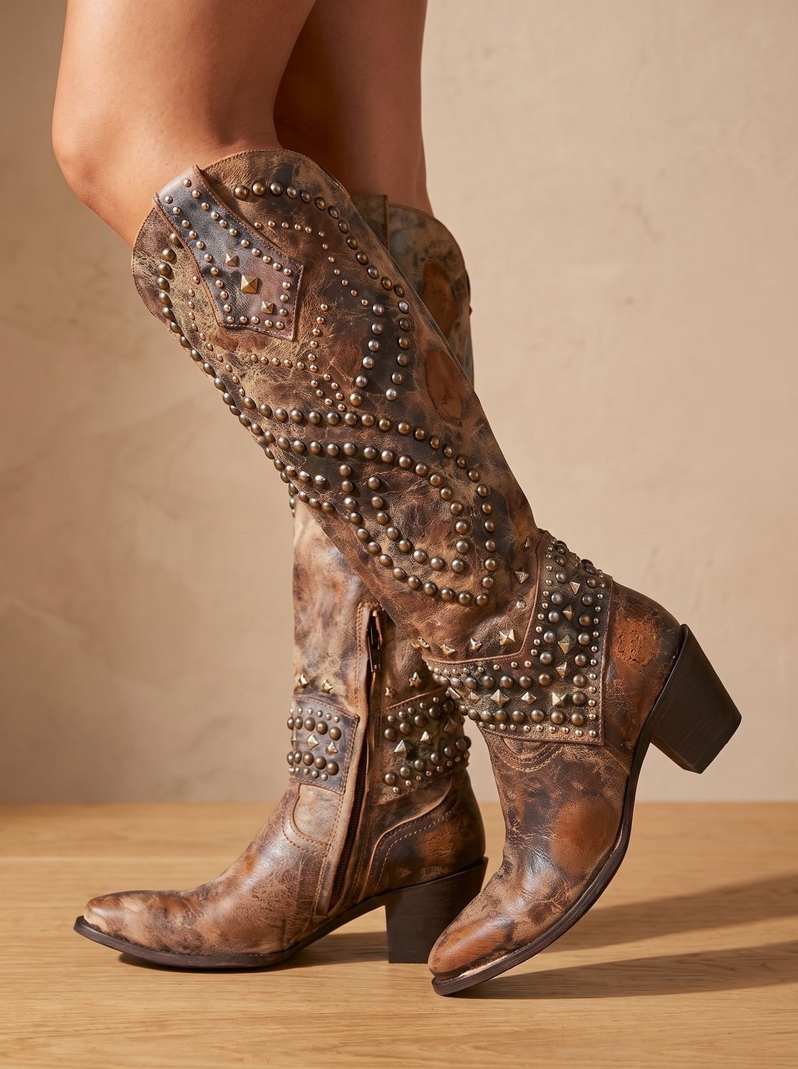 Kniehoge orthopedische cowboylaarzen met studs en spitse neus voor dames