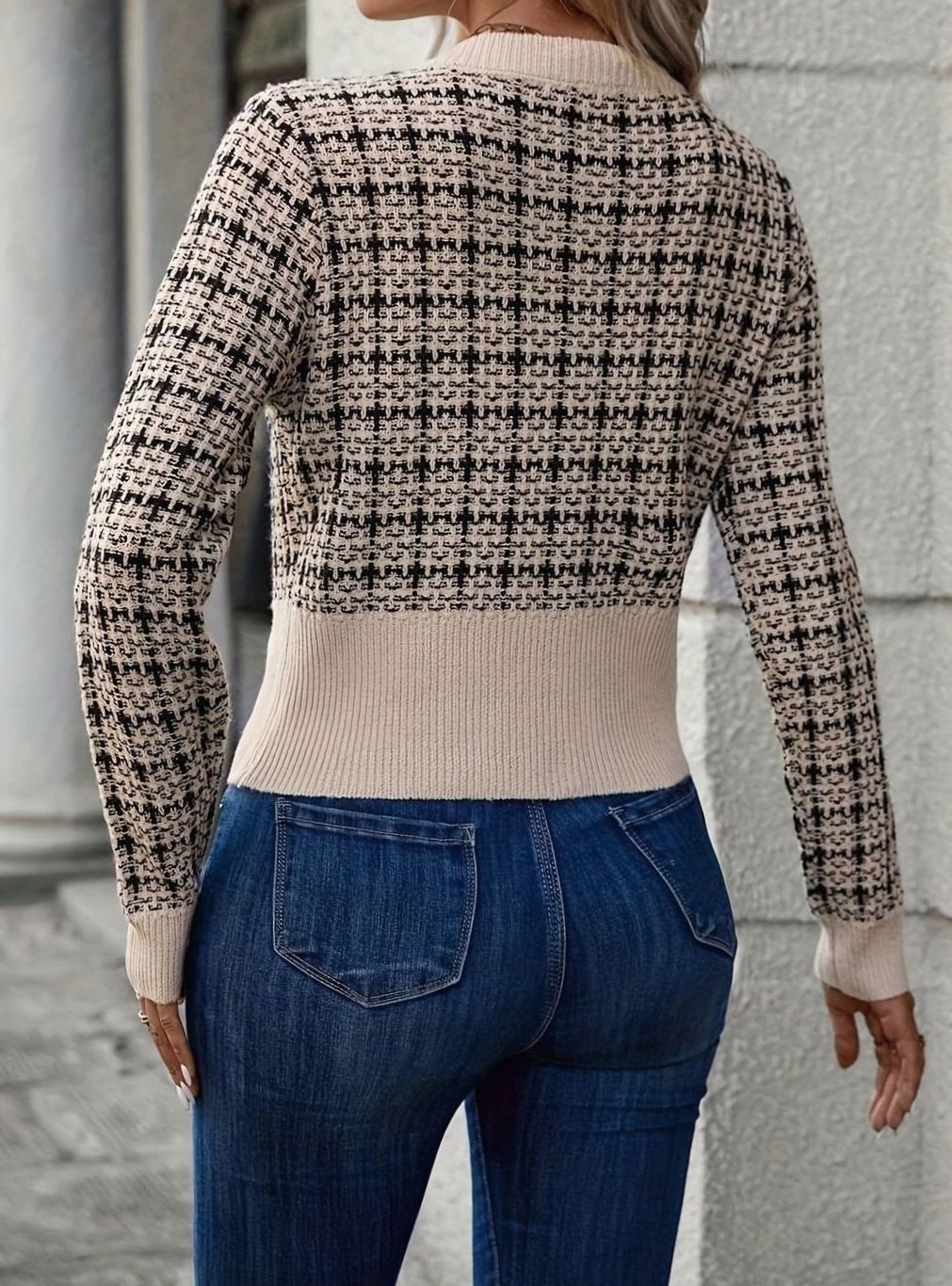 Kort gebreid damesvest in tweed-look met knoopsluiting