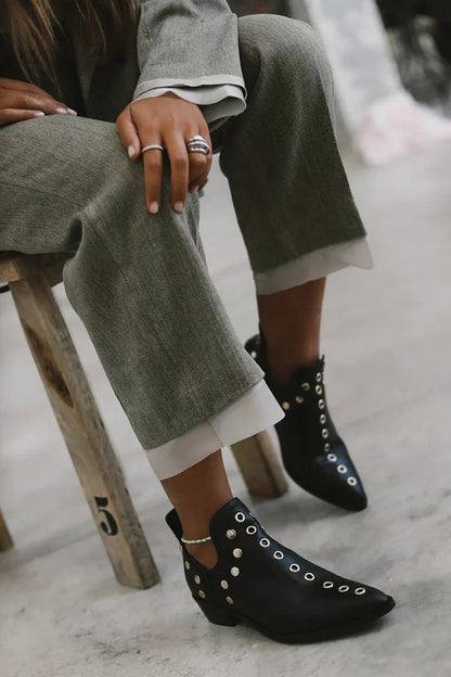 Image of Lana | Dames Enkellaarsjes met Studs en Puntneus