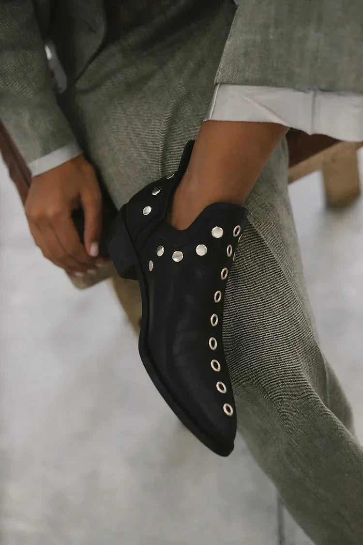 Image of Lana | Dames Enkellaarsjes met Studs en Puntneus
