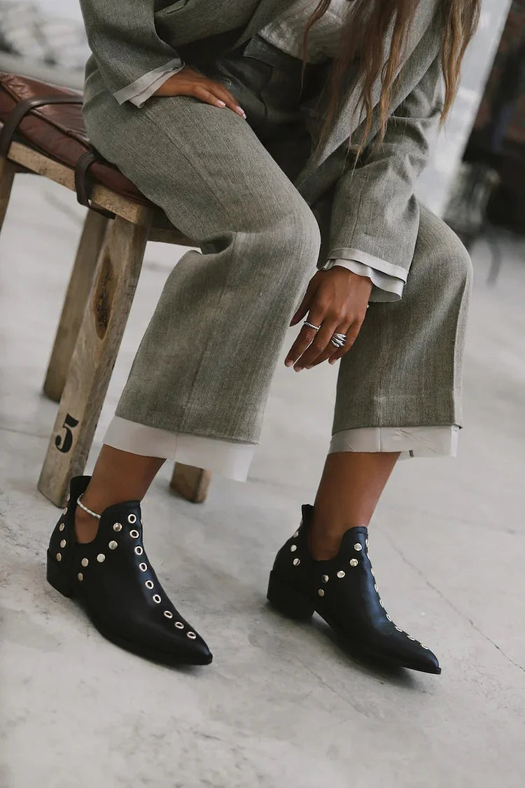 Image of Lana | Dames Enkellaarsjes met Studs en Puntneus