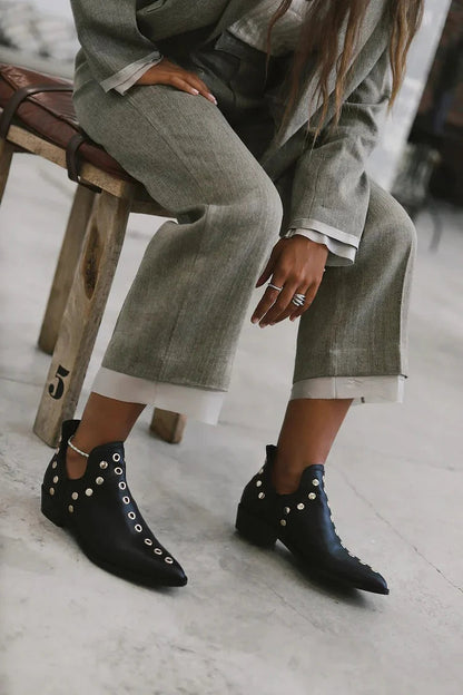 Image of Lana | Dames Enkellaarsjes met Studs en Puntneus