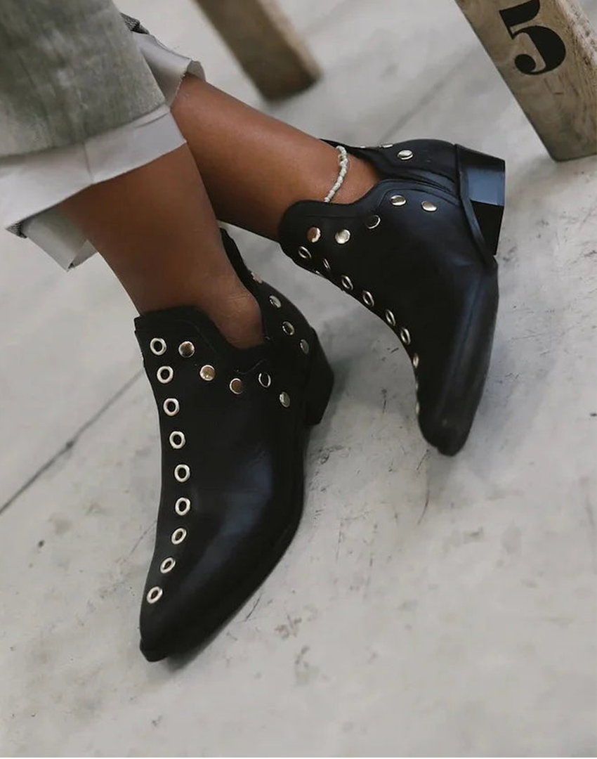Image of Lana | Dames Enkellaarsjes met Studs en Puntneus