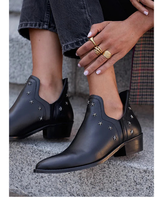 Image of Lana | Dames Puntige Neus Enkellaarsjes met Studs