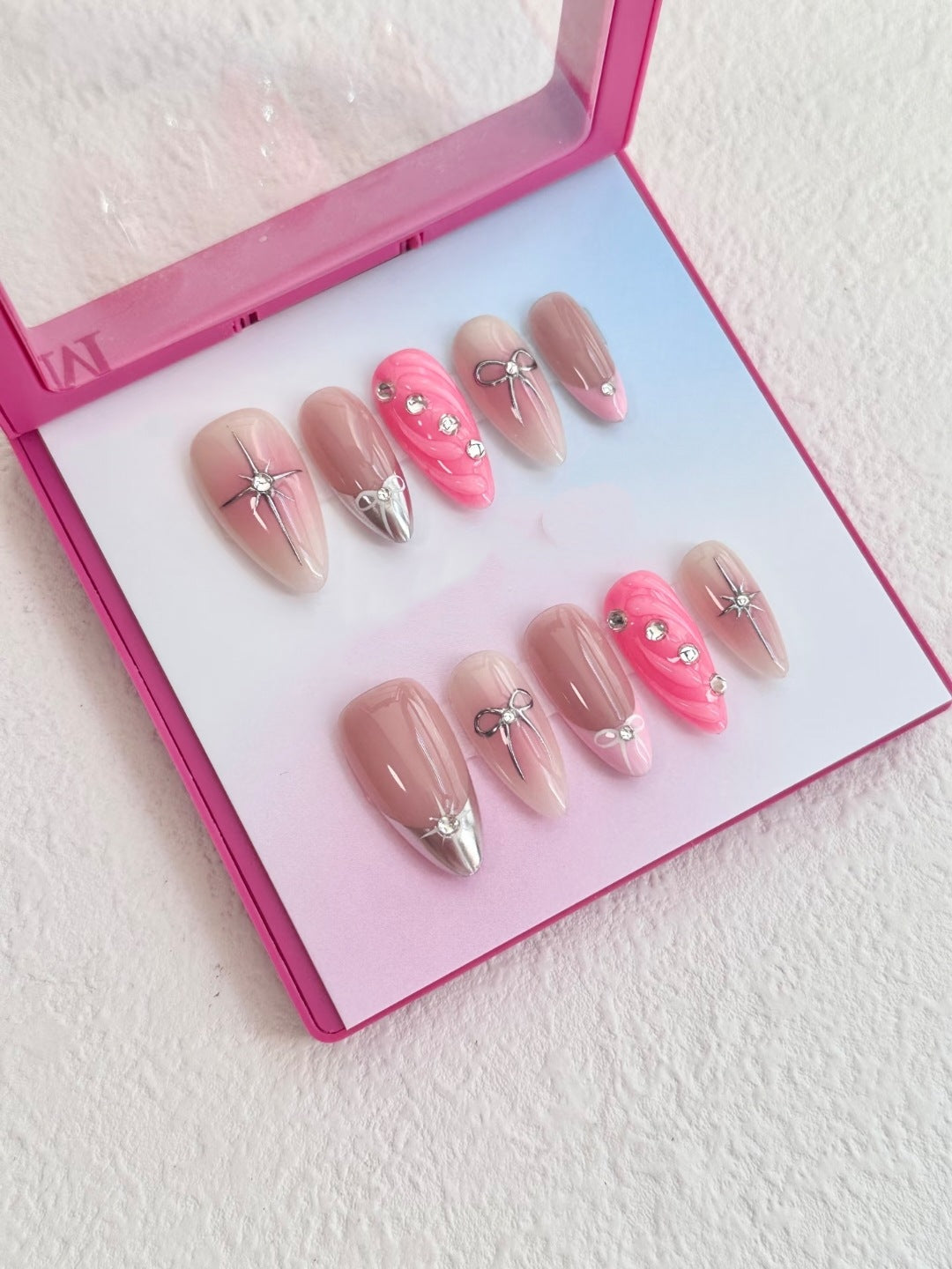 Luxe press-on nailartset met decoratieve steentjes en strikaccenten