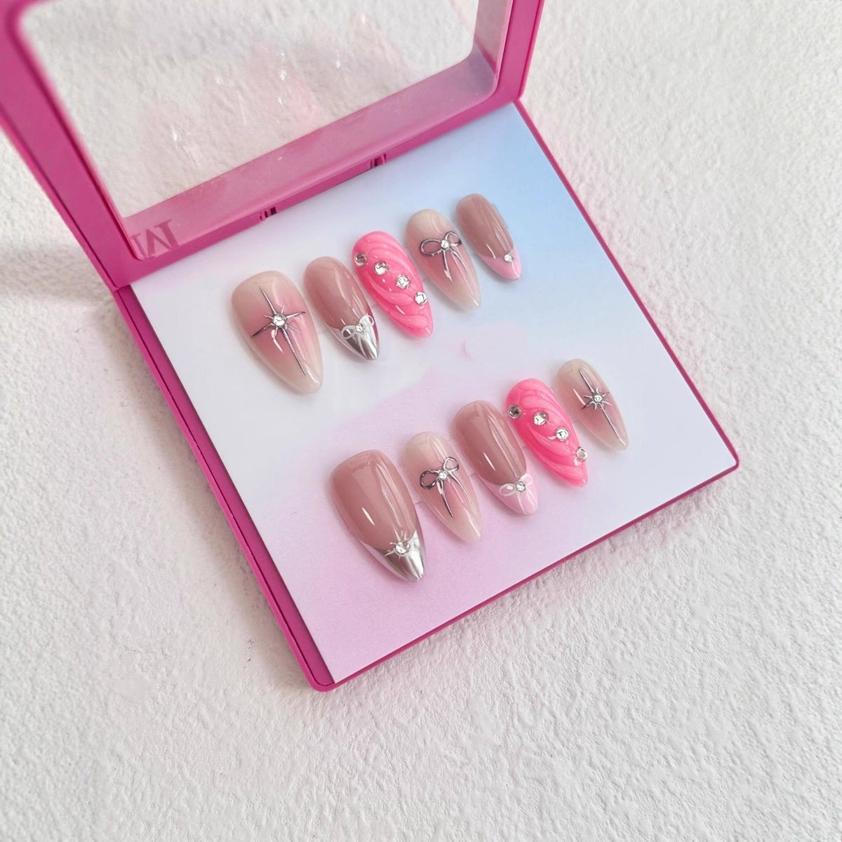 Luxe press-on nailartset met decoratieve steentjes en strikaccenten