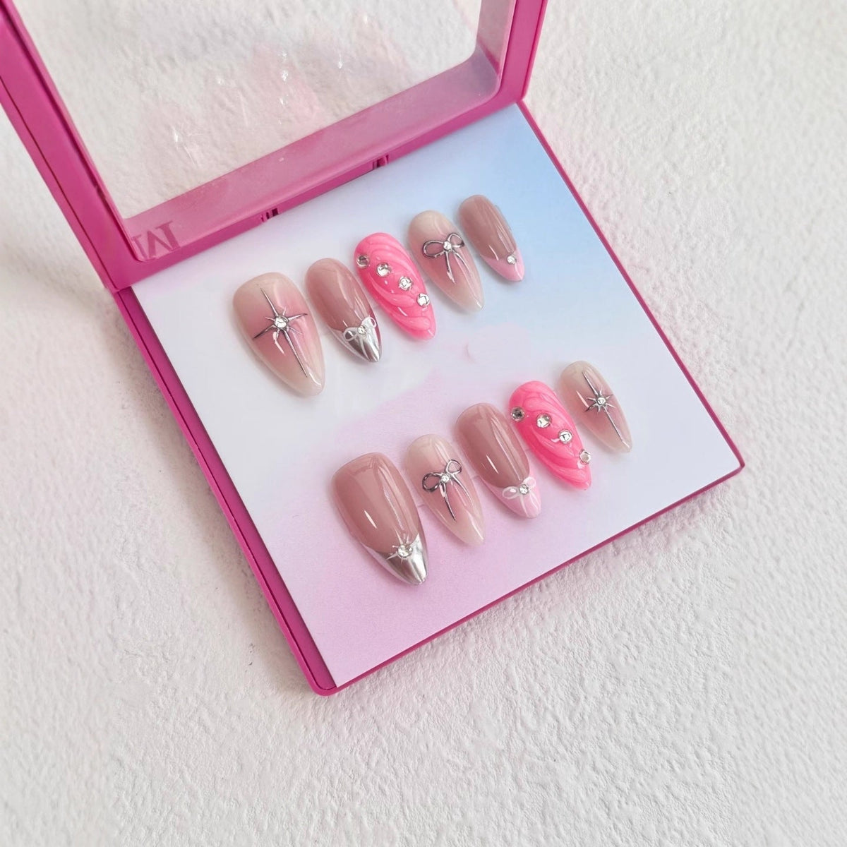Luxe press-on nailartset met decoratieve steentjes en strikaccenten