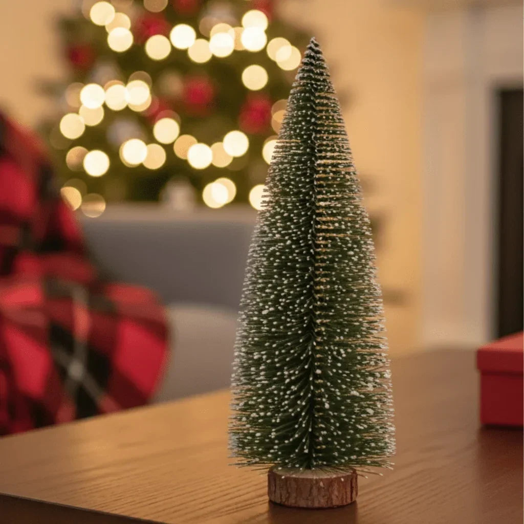Mini-kerstbomen met flessenborstelontwerp en besneeuwde houten voet voor tafeldecoratie