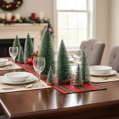 Mini-kerstbomen met flessenborstelontwerp en besneeuwde houten voet voor tafeldecoratie