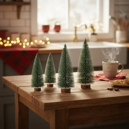 Mini-kerstbomen met flessenborstelontwerp en besneeuwde houten voet voor tafeldecoratie