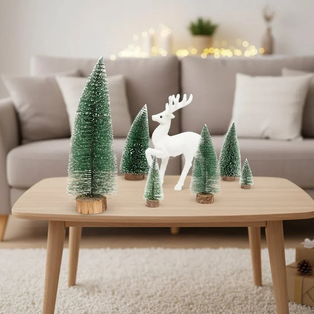 Mini-kerstbomen met flessenborstelontwerp en besneeuwde houten voet voor tafeldecoratie