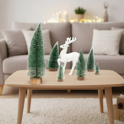 Mini-kerstbomen met flessenborstelontwerp en besneeuwde houten voet voor tafeldecoratie