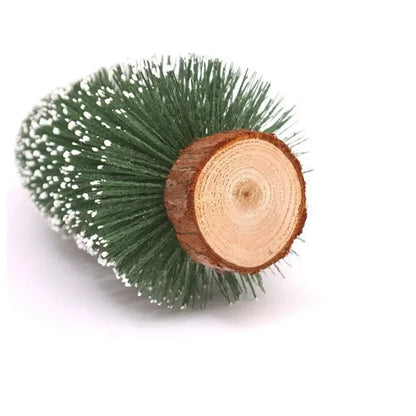 Mini-kerstbomen met flessenborstelontwerp en besneeuwde houten voet voor tafeldecoratie