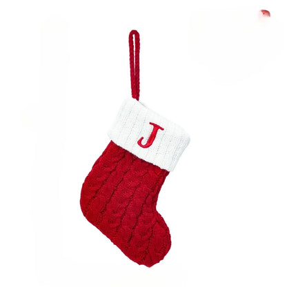 Mini-kerstsok met kabelpatroon en geborduurde initiaal