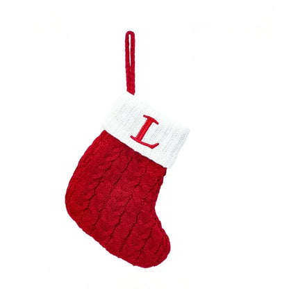 Mini-kerstsok met kabelpatroon en geborduurde initiaal