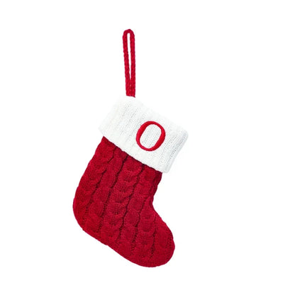 Mini-kerstsok met kabelpatroon en geborduurde initiaal
