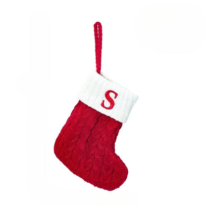 Mini-kerstsok met kabelpatroon en geborduurde initiaal
