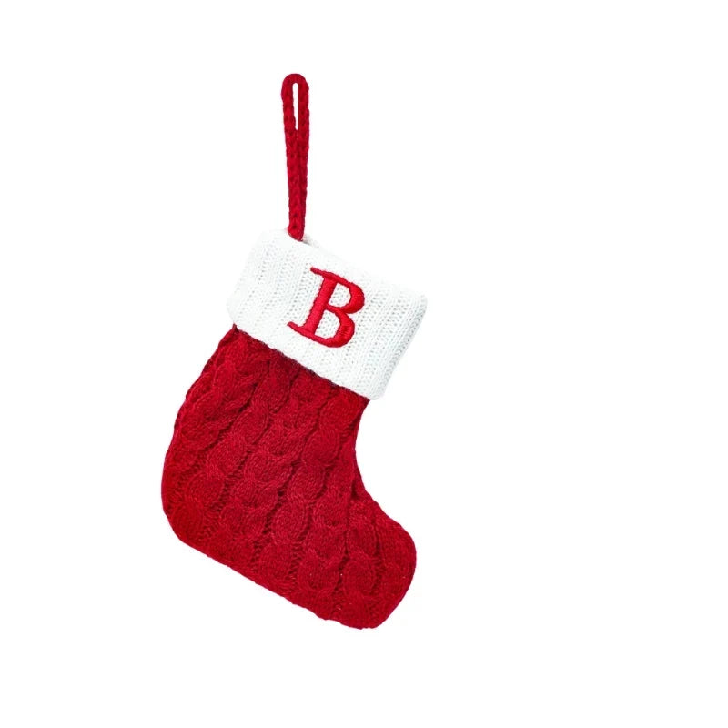 Mini-kerstsok met kabelpatroon en geborduurde initiaal