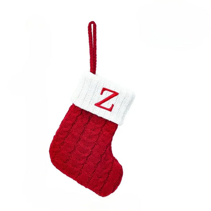 Mini-kerstsok met kabelpatroon en geborduurde initiaal