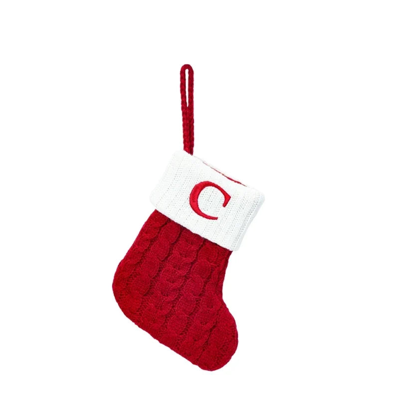 Mini-kerstsok met kabelpatroon en geborduurde initiaal