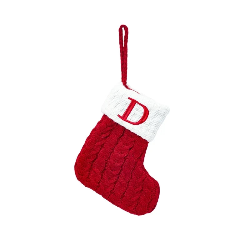 Mini-kerstsok met kabelpatroon en geborduurde initiaal