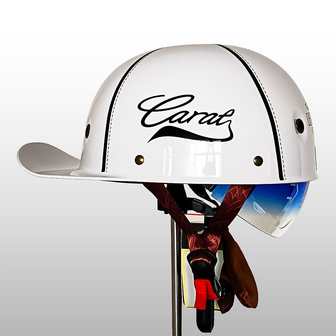 Motorhelm in honkbalpetstijl