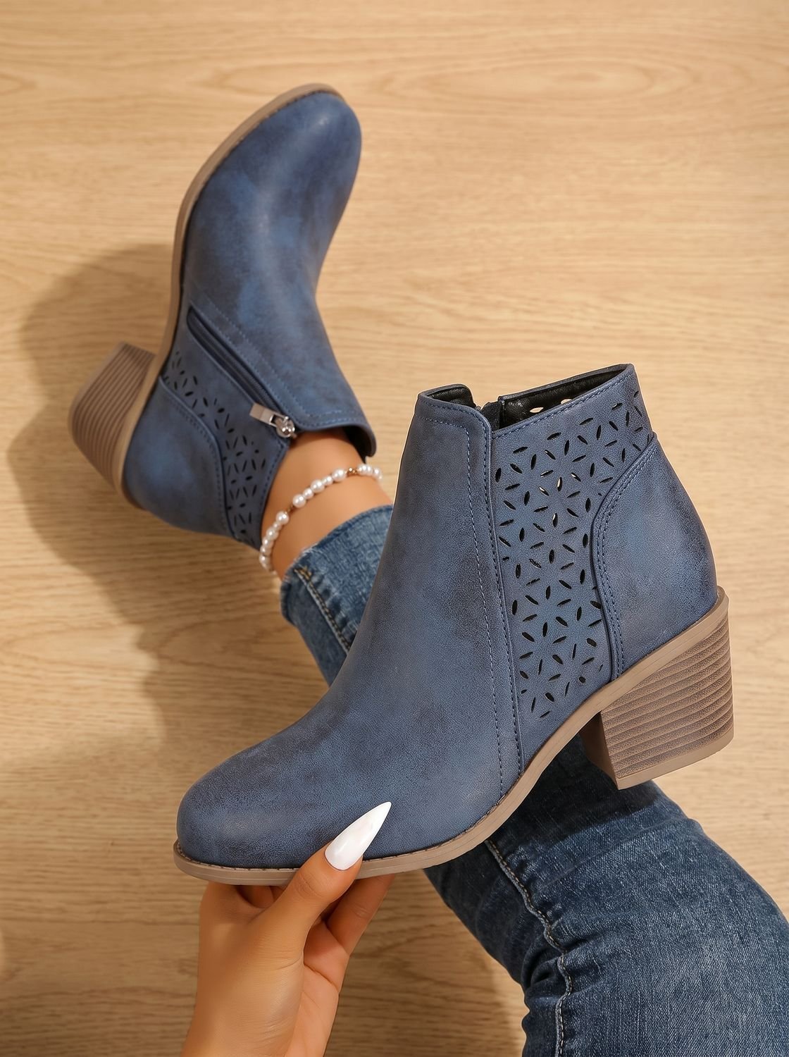 Orthopedische damesenkellaarsjes met blokhak en laser-cut motief
