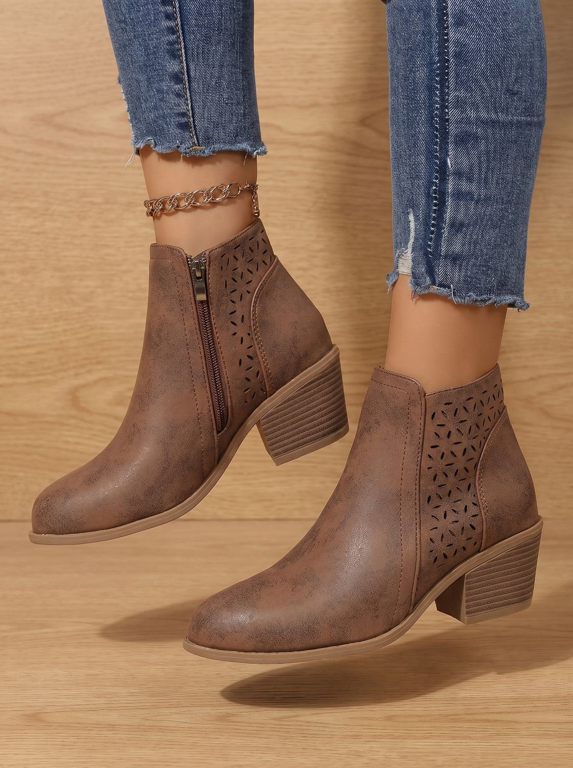 Orthopedische damesenkellaarsjes met blokhak en laser-cut motief