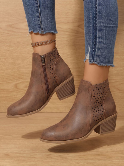 Orthopedische damesenkellaarsjes met blokhak en laser-cut motief