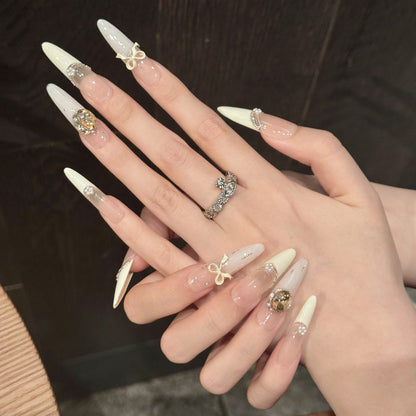Premium decoratieve press-on nagelset met unieke edelsteen- en strikaccenten