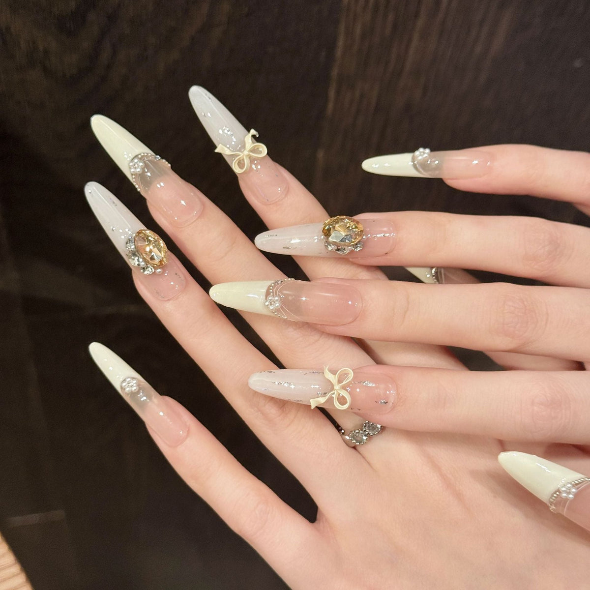 Premium decoratieve press-on nagelset met unieke edelsteen- en strikaccenten
