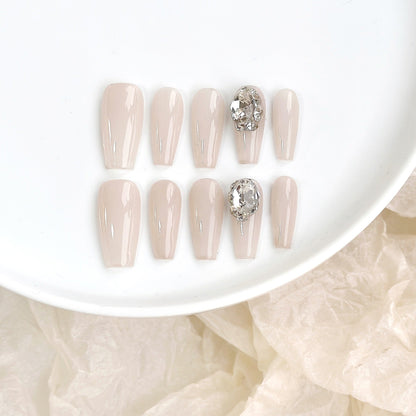 Press-on nagels met edelsteenaccenten