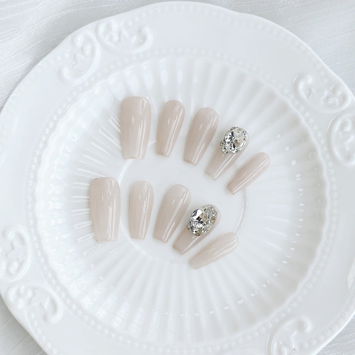 Press-on nagels met edelsteenaccenten