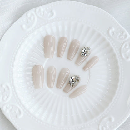 Press-on nagels met edelsteenaccenten