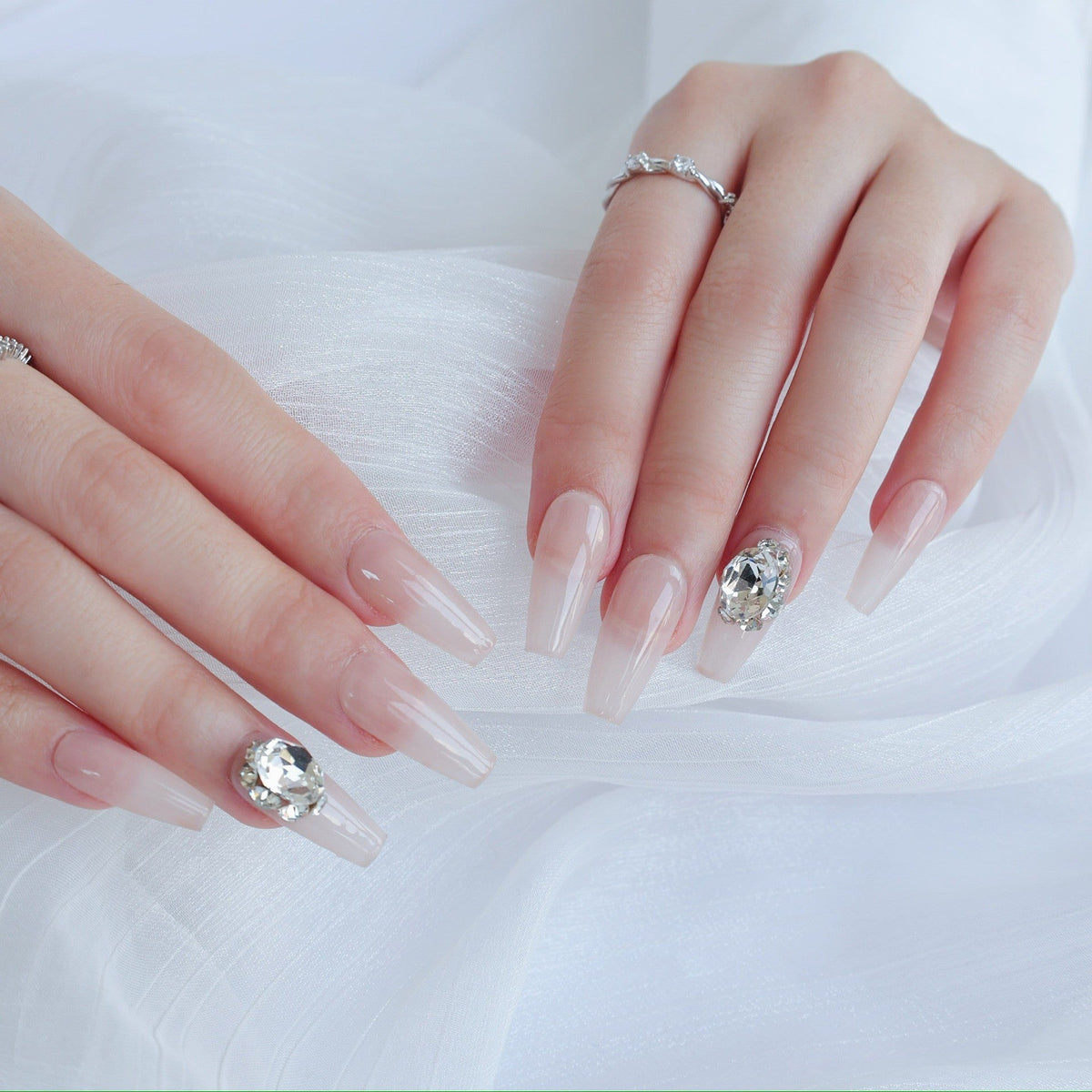 Press-on nagels met edelsteenaccenten