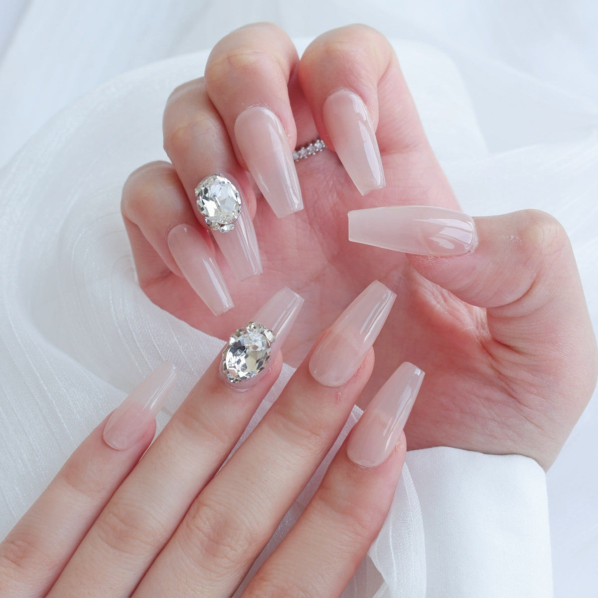 Press-on nagels met edelsteenaccenten