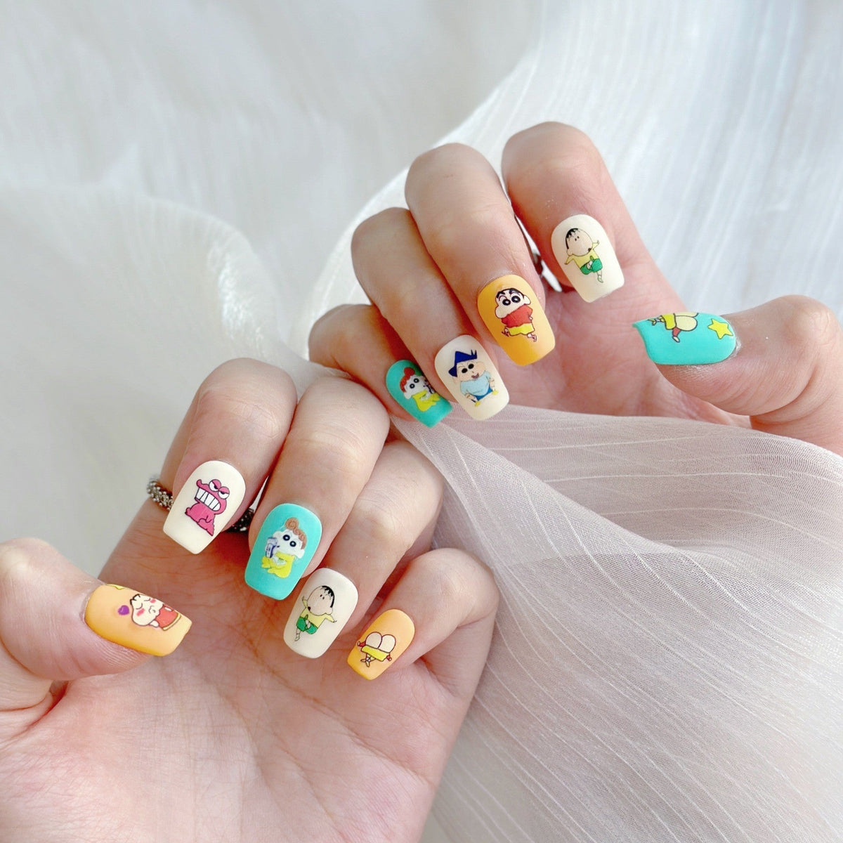 Press-on nagelset met speelse figuurtjes