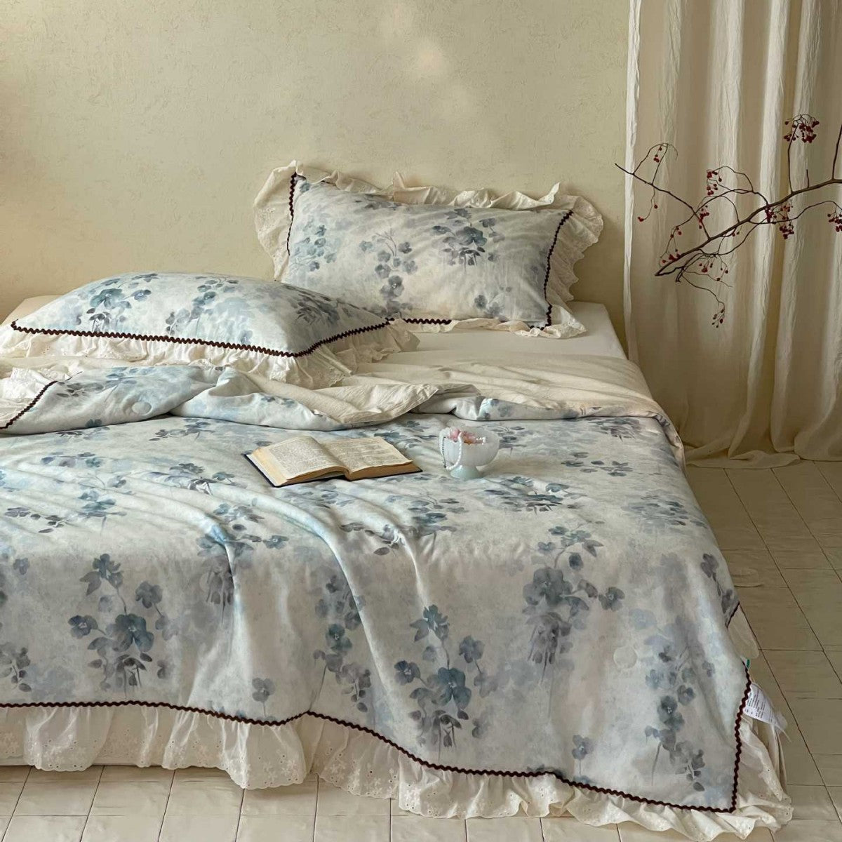 Romantische beddengoedset van katoensatijn met aquarel bloemenprint, ruches en sierrand