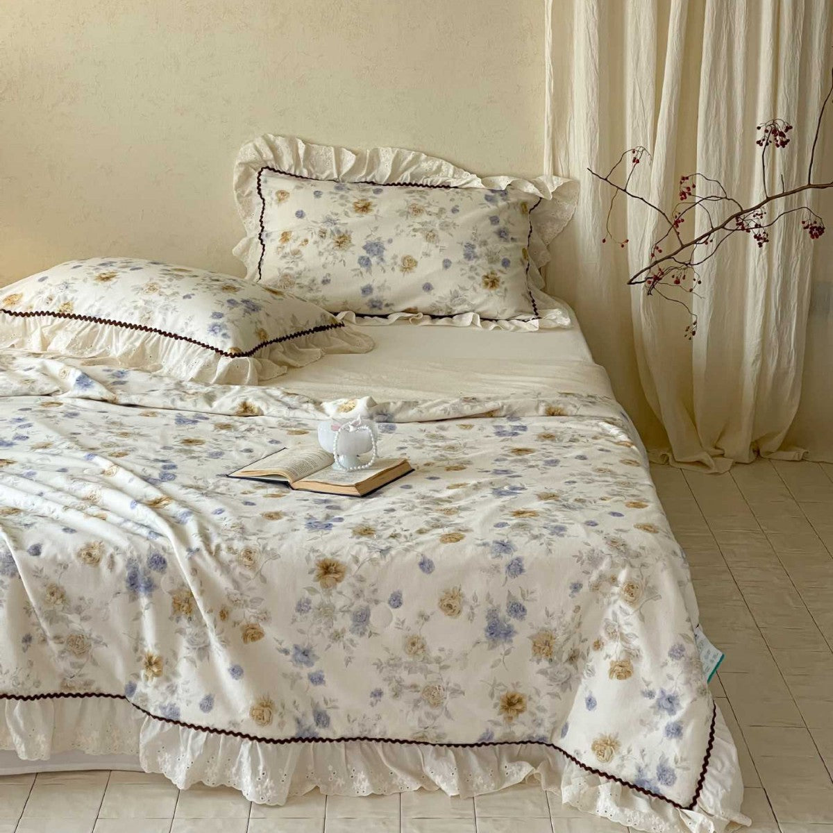 Romantische beddengoedset van katoensatijn met aquarel bloemenprint, ruches en sierrand