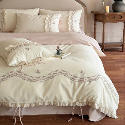 Romantische geborduurde beddengoedset met ruffles en strikdetails