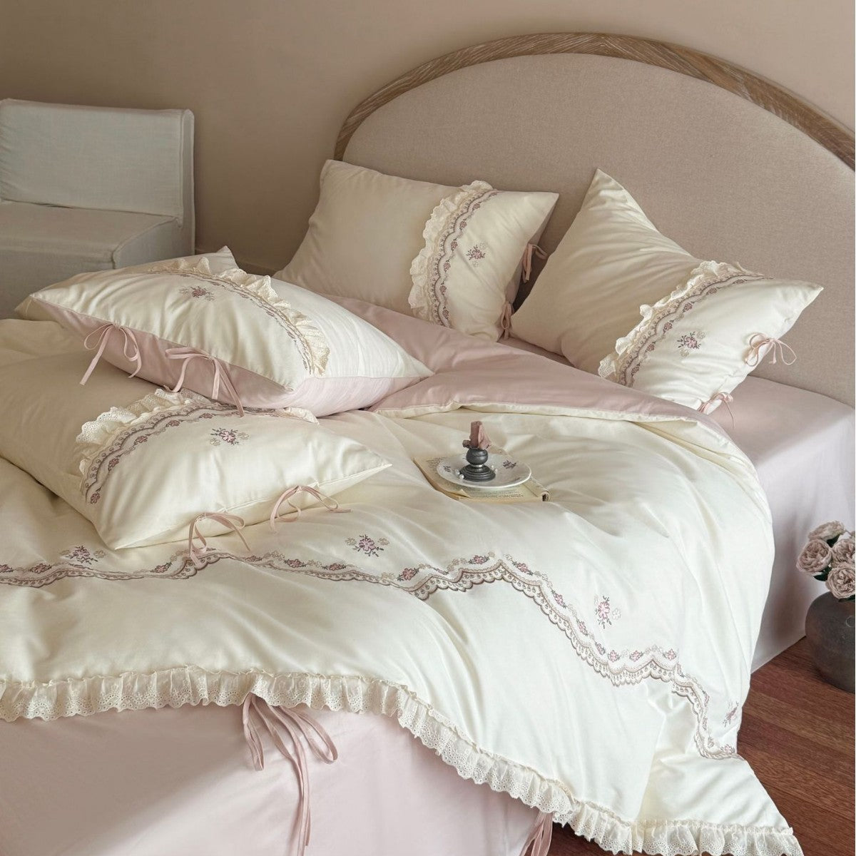 Romantische geborduurde beddengoedset met ruffles en strikdetails