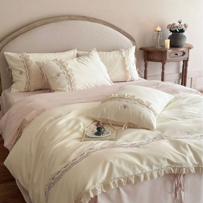 Romantische geborduurde beddengoedset met ruffles en strikdetails