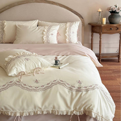 Romantische geborduurde beddengoedset met ruffles en strikdetails
