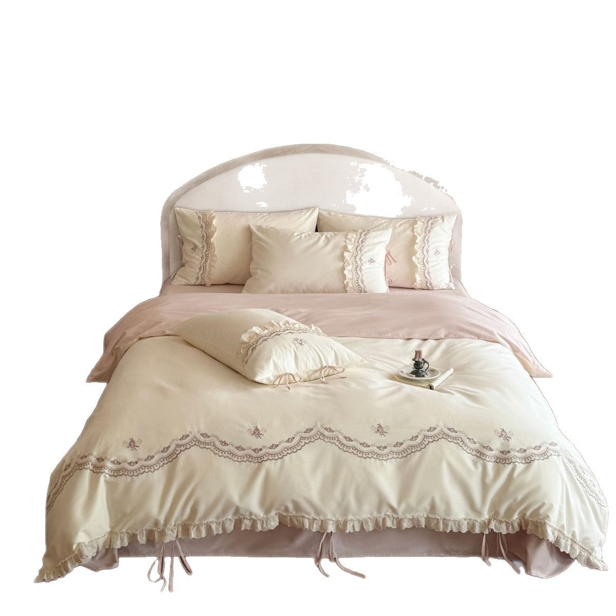 Romantische geborduurde beddengoedset met ruffles en strikdetails