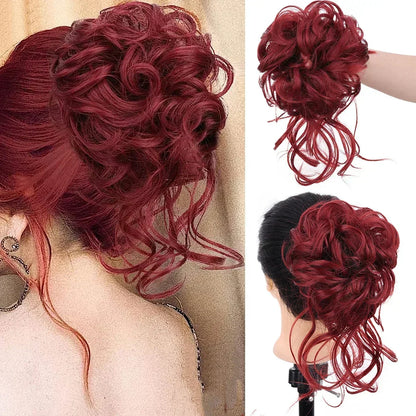 Rommelige knot op klem met volle krullen voor dames