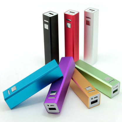 Slanke draagbare externe usb-batterij met led-indicator en aluminium behuizing