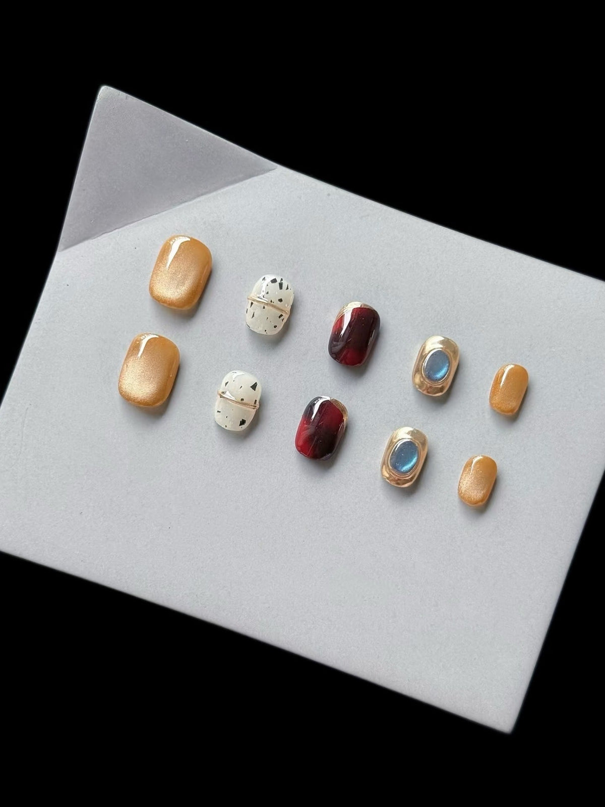 Stijlvolle press-on nagelset met glamoureuze designs