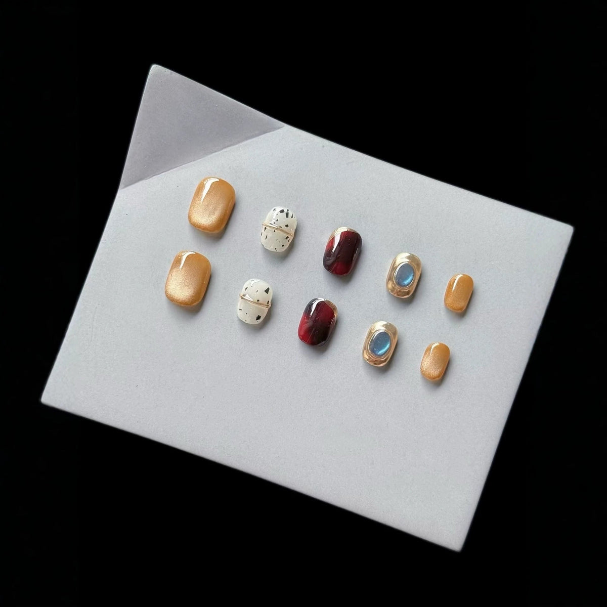 Stijlvolle press-on nagelset met glamoureuze designs