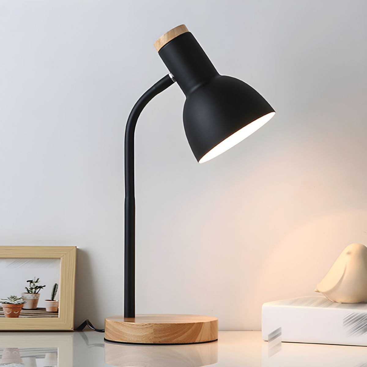 Tafellamp met Houten Voet in Scandinavische Stijl